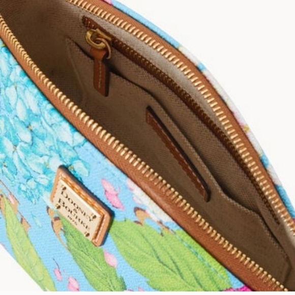 🌸 🔹️NEW Dooney & Bourke Hydrangea Monogram Crossbody Shoulder bag ✨️💕 - Picture 4 of 6